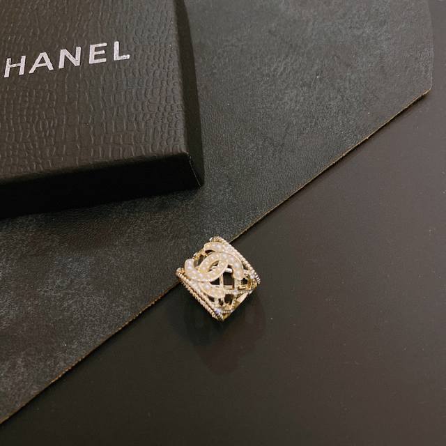 chanel 香奈儿 简约复古珍珠戒指 精选精致质重工打造 适合各种各样手指 码数678