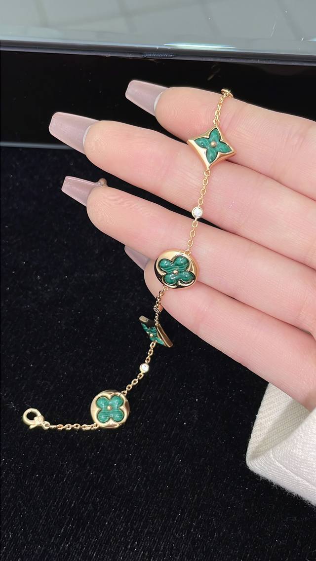 玫瑰金孔雀石 第一，认准Z的形状，中间圆珠位置旁边的贝壳配件都是一个内凹的形状，而四叶草的四个瓣却又是中间凸起，四边凹的造型，相当于一个四叶草的配件，凹凸有致，