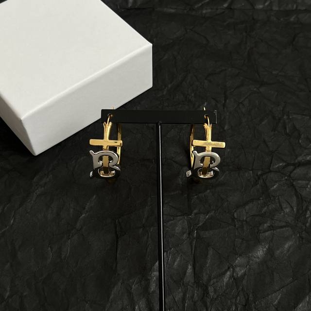 巴宝莉 耳钉，装饰汲自品牌创始人 Thomas Burberry 灵感的专属标识图案100%黄铜镀钯金 设计适合有耳洞者