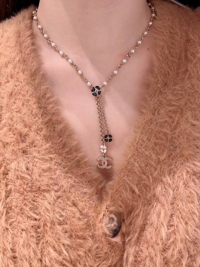高品质 细节如图 0900140 香 黑白山茶花珍珠项链 春夏最新款绝美系列它来啦老规矩先买先得巨美的山茶花设计超精致高级！黑色珐琅+施华洛水晶点缀，经典气质！