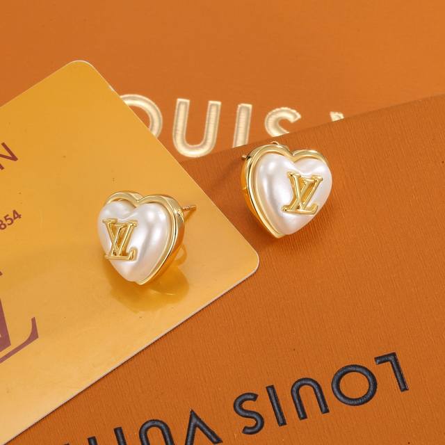 精工版本 路易威登心桃树脂耳钉 秉承精湛匠艺，以锻造耀目 Lv Twig 抛光色泽成就经典 Lv 字母的自然化身，流露品牌格调。明星同款 经典百搭