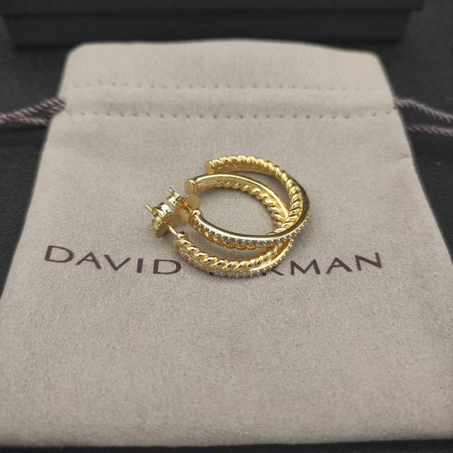 david Yurman 纽线镶钻黄金色耳环。 内径约2Cm 编号Dyeh-019