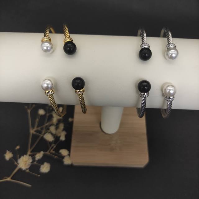 david Yurman 3Mm黑玛瑙珍珠手镯。银色黑玛瑙，银色珍珠，金色黑玛瑙，金色珍珠手镯四核款式。建议适合佩戴的手围15-19Cm 编号Dysz-171-
