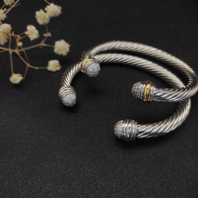 david Yurman 7Mm金色带钻半边钻手镯。分色、银色两款 建议适合佩戴的手围15-20Cm 编号Dysz-111 、编号Dysz-112