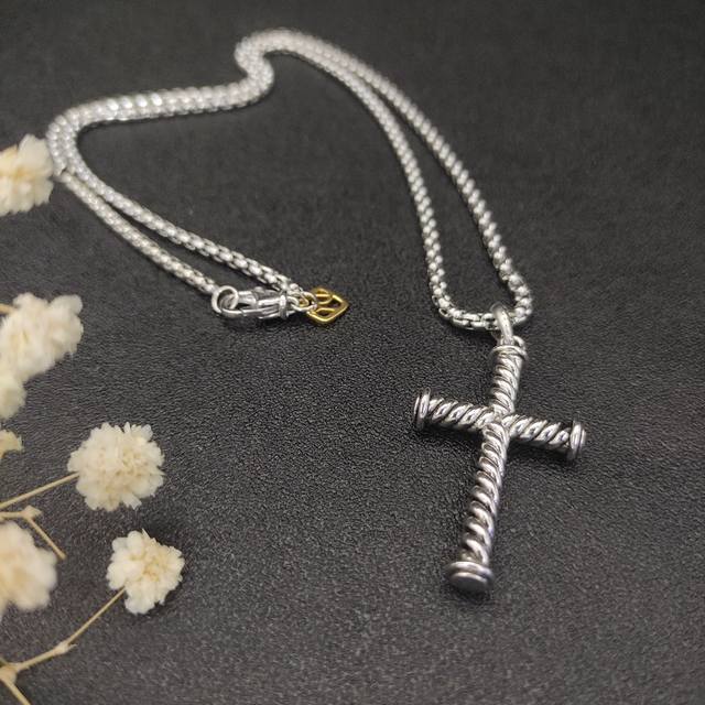 david Yurman 银色十字架项链。链条粗3Mm，长度50+5Cm或长度60+5Cm延迟链 编号Dyxl-002