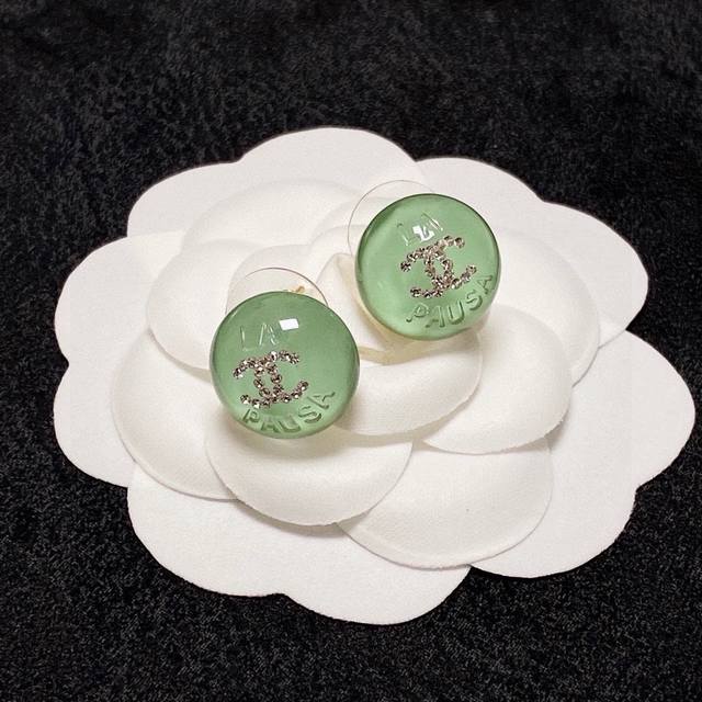 香奶奶 浅绿色水晶微镶钻耳钉 新品 双Cchanel耳环 搭配 非常日常百搭的一款 简单实用 美美哒 专柜正品一致 厚度赞 质感超赞 9.25银针