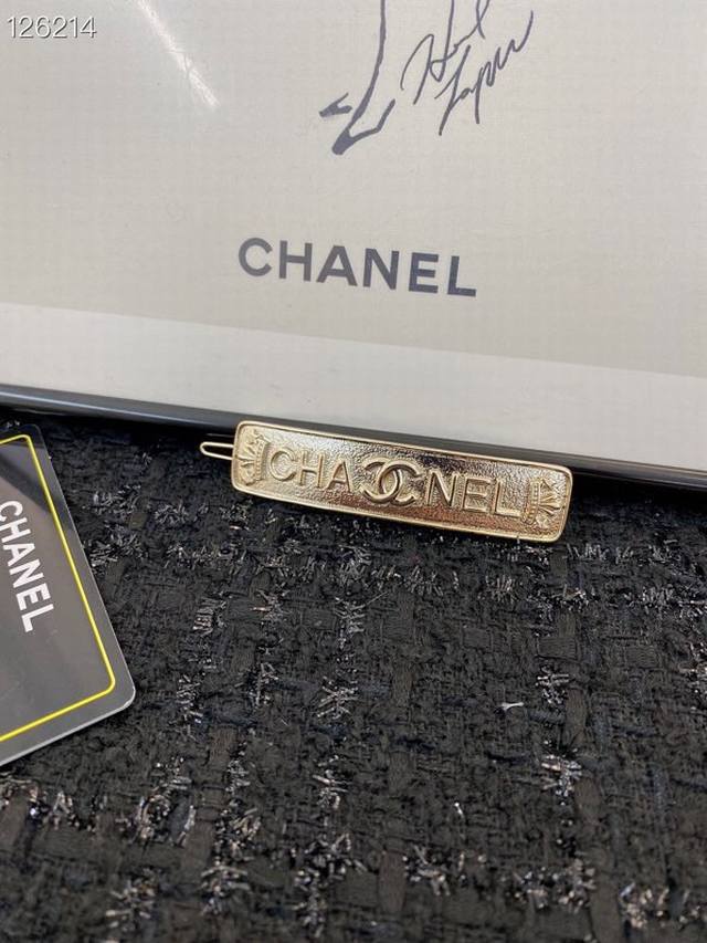 编码H339 ＣＨＡＮＥＬ发夹 经典热销款 超火爆的一款发夹 金属质感超佳同步专柜韩范味道十足各路网红明星同款不想披头散发又想美美的那就别说了必须买买买小仙女必