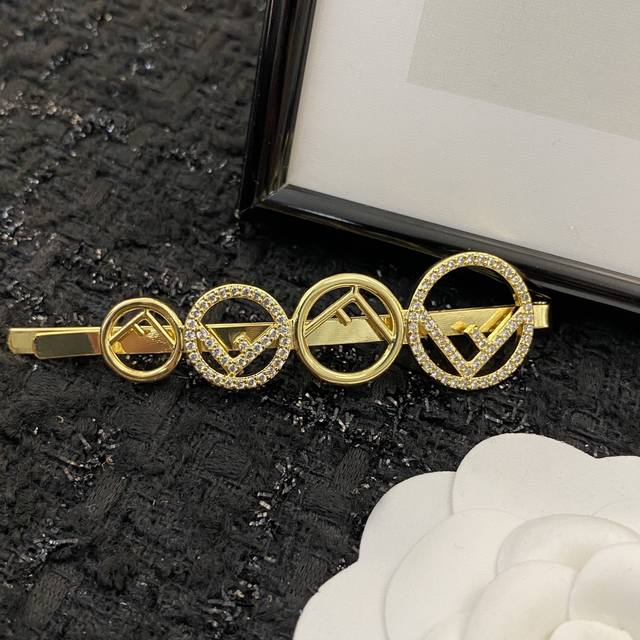编码H293 0650575 19New Arrival重工 火爆热销款发夹上新春夏最新独家高端品质实拍图同步专柜重工电镀做工精致Logo清晰可见独特的设计风格