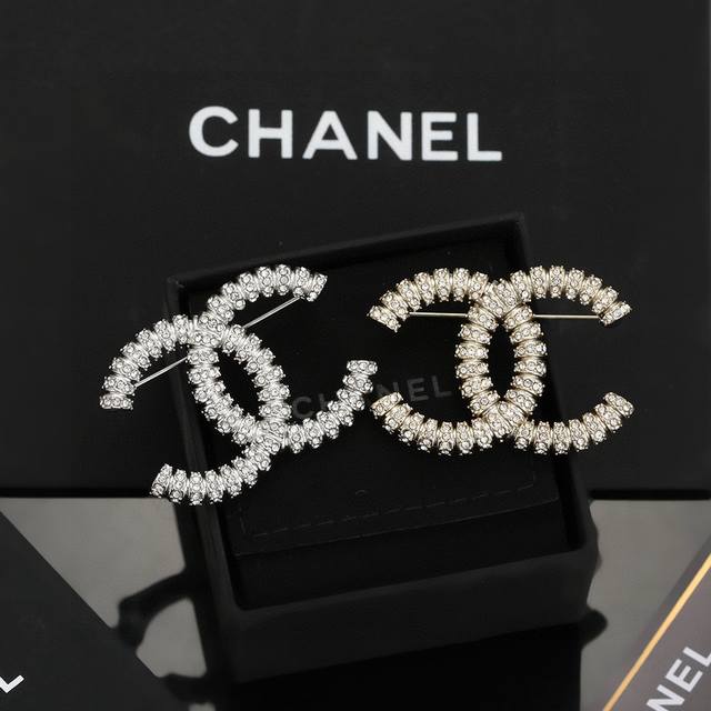 chanel 小香 火爆单品 胸针 最经典款 没有之一 气质 上身超美腻 怎么看怎么美 原版一致材质 纯银针 一致不够卖的款 人见人爱