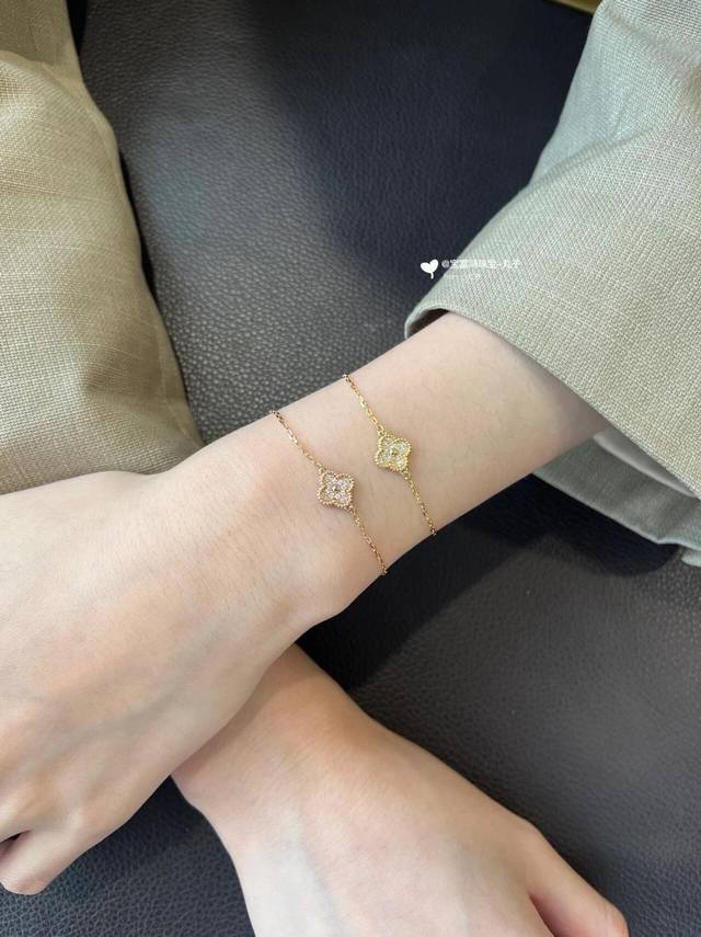 v金镀咪金Vca 满钻单花四叶草，终于完美出炉了最大的难度在于挑战中间这颗满钻的四叶草了巨巨巨难做，最后，只有把满钻的四叶草直接拆了Zp去压，才能出来这么完美整