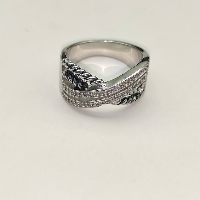 上新。David Yurman 双纽线双钻交叉戒指。尺寸：美号，6-7-8-9，四个号