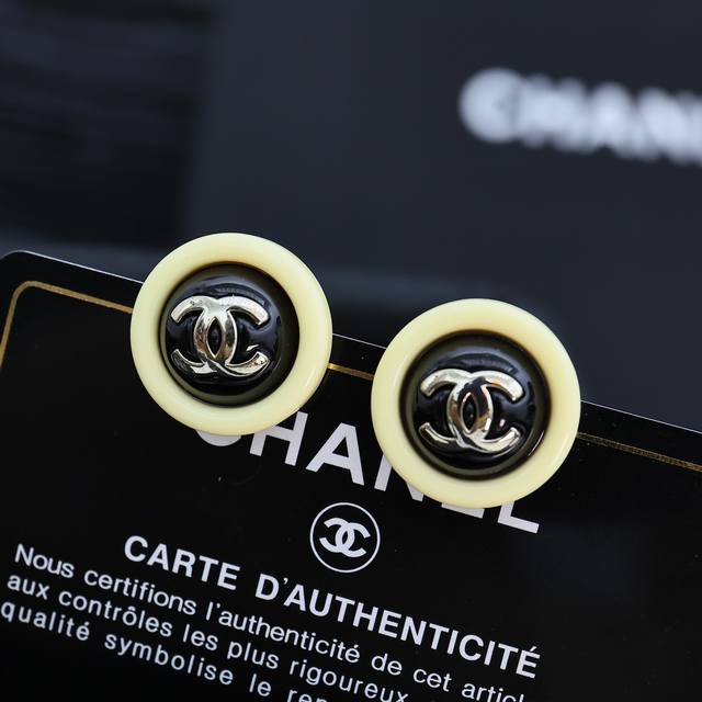 chanel 黑白撞色亚克力圆耳钉 黄铜底材双色亚克力 搭配各种日常通勤和晚会活动造型，时尚又经典