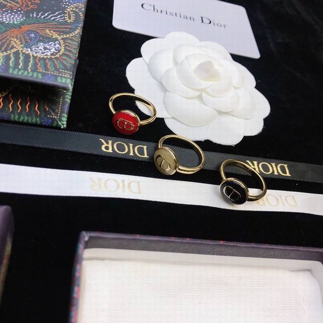dior Cd 简约圆饼戒指 风情演绎 时尚绝伦 Cd 复古滴油设计感搭配金色链条 简约Cd搭配色彩设计颜色 气质优雅 时尚潮流 美妙绝伦 码数678