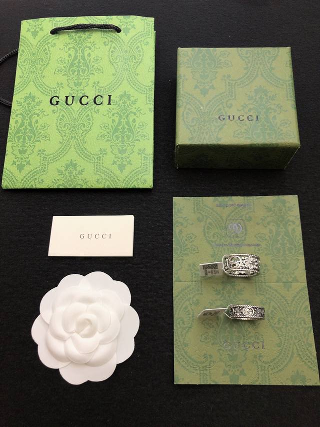 gucci这款纤巧戒指将品牌标志的双G字母交织图案融入拧花带设计 这个系列经过精心设计和专业制作 通过微妙细节呈现出一系列时尚和经典单品 尺寸：6.7.8.9.