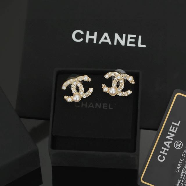 小香 Chanel 耳钉 耳环 时尚百搭 超美1:1精致做工 跟正品一样制作 美丽的东西不需要华丽的背景 随便拍拍就超美 华丽小清新