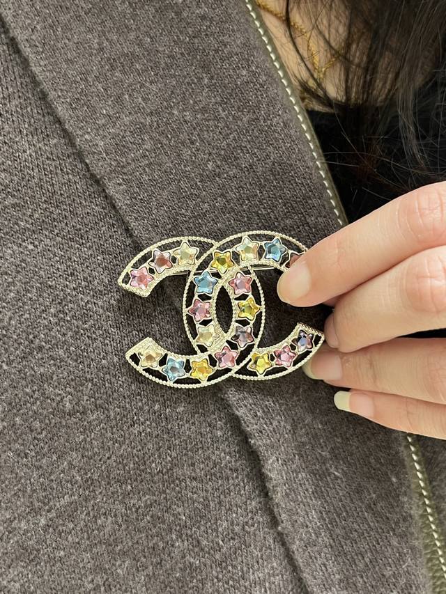 我们出品 Z批 6890！量大咨询客Fu 香 摩天轮彩虹胸针 定制了超久的施华洛星星彩钻，太不容易了全网首发爆款来袭 25春夏最新款绝美系列五彩缤纷是心动的感觉