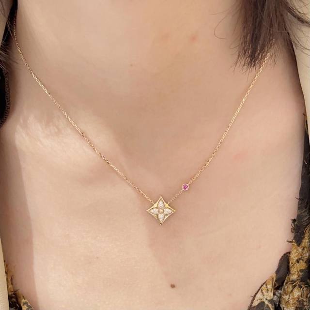 我们出品 粉色蓝宝石钻石项链，七夕限量版，现货量大咨询客Fu 路易威登推出七夕限量版 Color Blossom Bb Star 项链，以庆贺七夕佳节的到来。1