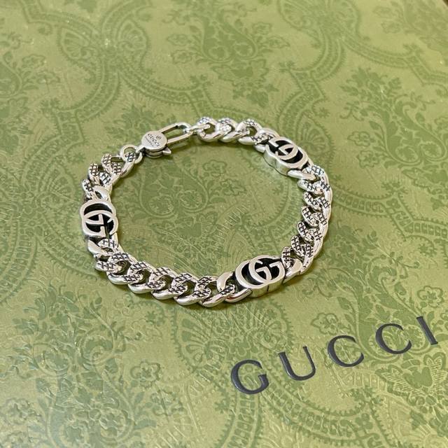 最新出炉 Gucci古驰手链最新款的经典款 精致无论款式 质感 都是绝对的顶尖Feel 只要看一眼就懂了 原版Logo 超 Nice 搭配衣服最佳的选择，男女同