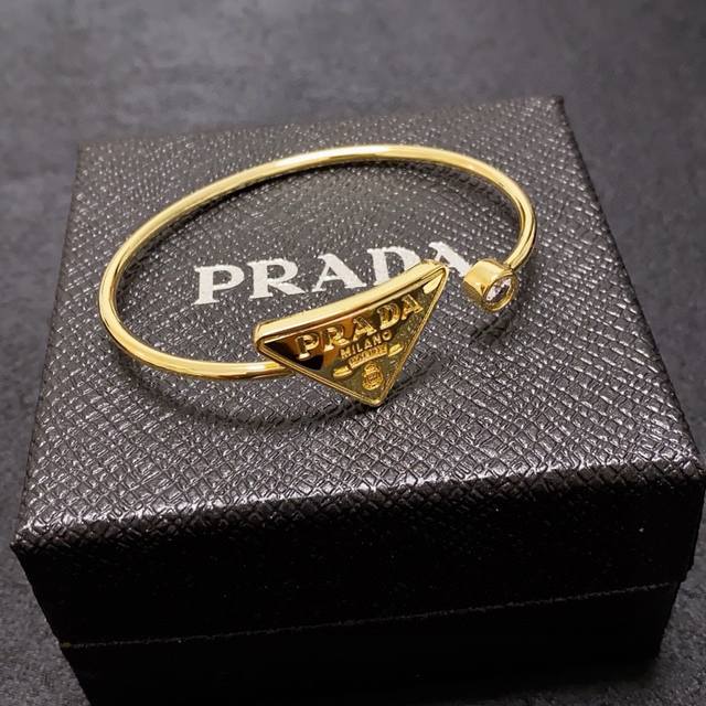 新款普拉达批Rada三角形大颗钻中古金手镯超重工Bling Bling，颜色搭配得非常好高级感 女神气质高端 精钢材质不过敏不褪色。一比一精美工艺，经典至极的魅