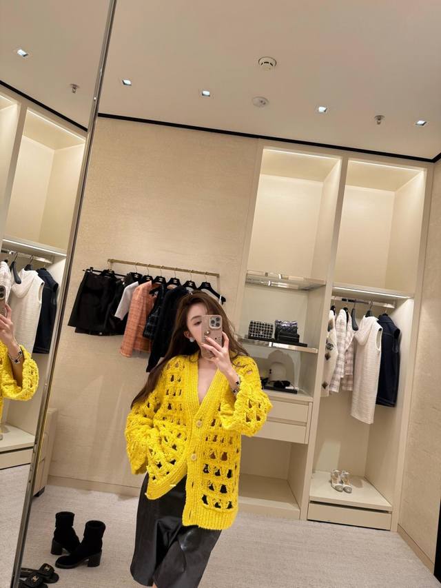 我们出品 Zp5850，量大咨询客Fu 香 圆形亮片亚克力耳钉 25早春新款绝美系列！现Huo老规矩先买先得！明星网红同款太高级了晶莹剔透，时尚感十足！本季度最