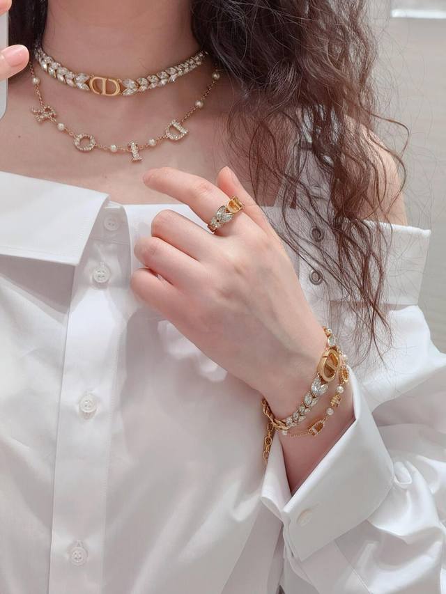我们出品 Zp P8320，量大咨询客Fu Dor 字母满钻项链 全网独家首发Omg Omg Omg太美太浪漫了吧！戴上美的不像话小仙女必备！五角星设计，细节感
