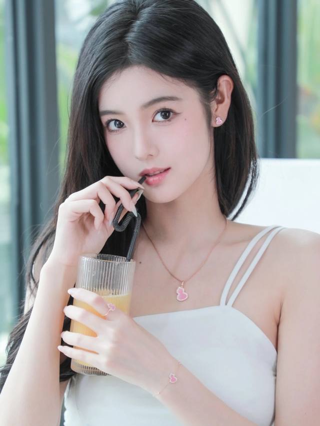 我们出品 葫芦手链 Zp P20 000+ 可订做真金真钻版，量大咨询客Fu Qeeli 麒麟葫芦珠宝采用 中国元素与现代设计融合，红色的玛瑙配合Wulu的形状