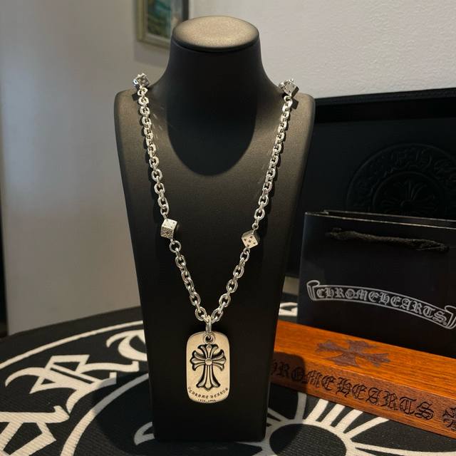 抖音 快手 Ins 小红书 直播热门 ，新款 专柜品质 Chrome Hearts克罗心复古骰子项链 ，方牌十字架吊坠，凹凸造型不同的花纹设计风格 呈现出与众不