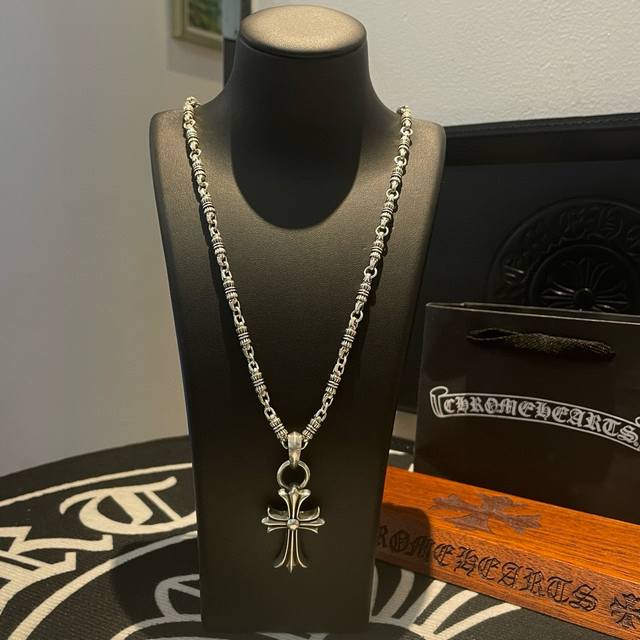 抖音 快手 Ins 小红书 直播热门 ，新款 专柜品质 Chrome Hearts克罗心花球项链 ，十字架吊坠，凹凸造型不同的花纹设计风格 呈现出与众不同 十字