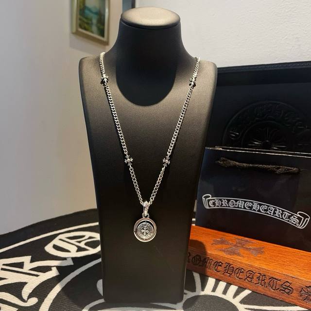 新款 专柜品质 Chrome Hearts克罗心经典复古十字架项链 马蹄印十字花吊坠 凹凸造型不同的花纹设计风格 呈现出与众不同 十字架 童军花是克罗心的志 所