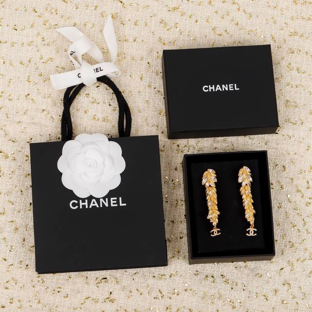我们出品 现货秒发金灿灿Bling Bling Ch Nel 字母Vintage 吊牌耳环，正如 Coco女士所说的“流行稍纵即逝，风格永存”。 而其中Vint