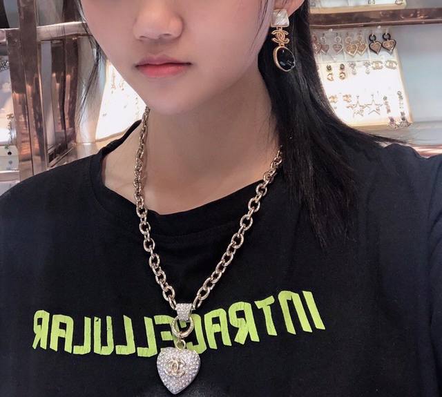 chanel香奈儿 耳钉 小香珍珠耳钉耳环热销款 市面最高版本！专柜1:1款式开模 专柜原版！小香经典Logo珍珠 香奈儿耳钉女神必备 超级显脸瘦 耳吊