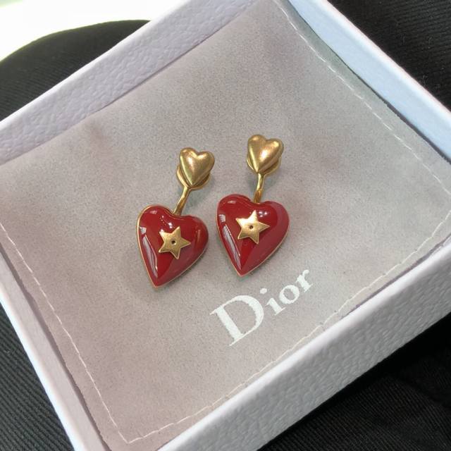doramour红心耳钉 新年红爱心图案的耳钉为中国独家限量作品，点亮独一无二的惊喜，重新诠释代表爱情的心形图案和火热红色这对耳环真心美得不像话，非常的有质感且