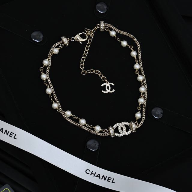 chanel--满钻双C双层珍珠颈链， 重工肖邦蛇骨跟珍珠的结合工艺非常的精致，绝对是D调中戴着华丽丽的女神范，无法抗拒