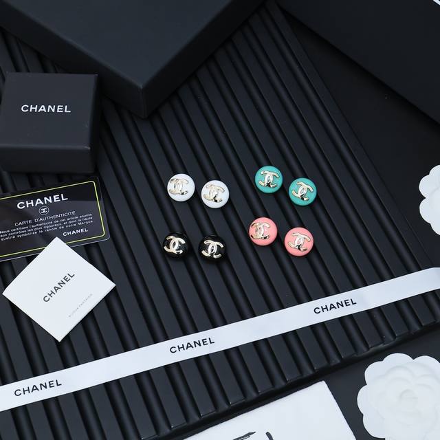chanel糖果色圆形双C耳钉， 仿佛置身糖果世界 让你成为派对女王