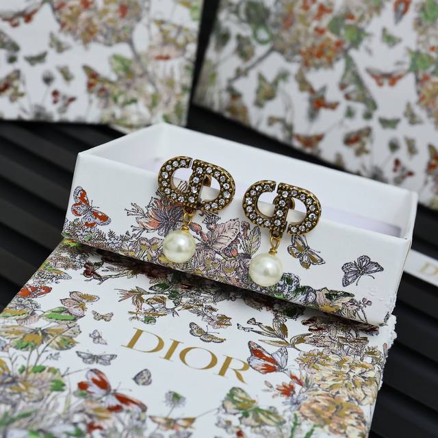迪奥 Dior 复古色满钻字母耳钉 小小的却精致感满满~复古感又不失闪亮