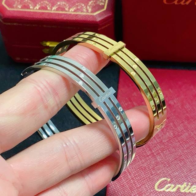 cartier 卡地亚官网最新发布 火爆窄版细款中号手镯进口精工保色18K高端定制顶级工艺 专柜Logo刻字清晰 360度无死角！全新的窄版设计 更显精致～如此