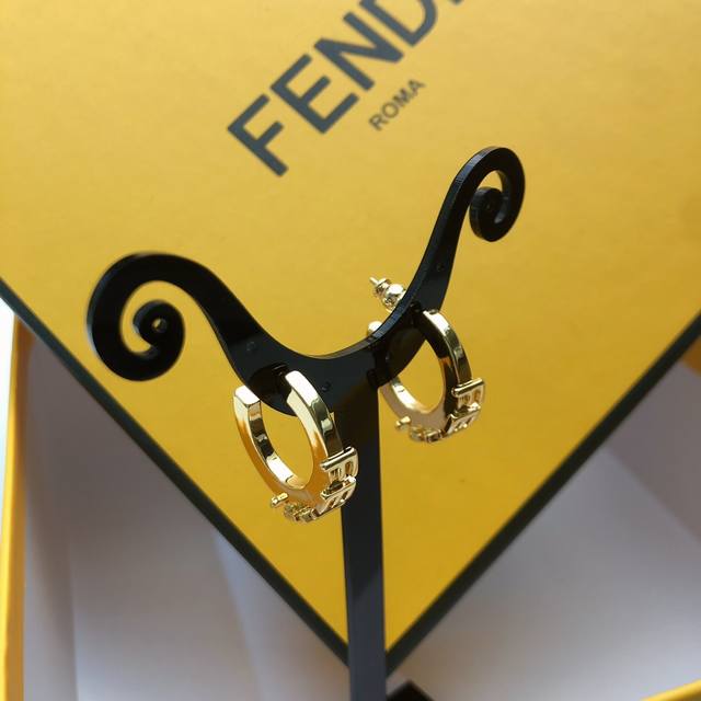 新款 Fendi 芬迪 Logo耳钉 高端定制 爆款新款 简单大方 华丽登场 ，很难见到如此熟悉 素雅的耳钉，精致 非常适合日常搭配，宝宝们，这个绝对值得入黄铜