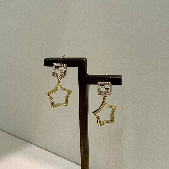 新款 Fendi 芬迪 Logo耳钉 高端定制 爆款新款 简单大方 华丽登场 ，很难见到如此熟悉 精致手链 非常适合日常搭配，宝宝们，这个绝对值得入黄铜材质材质