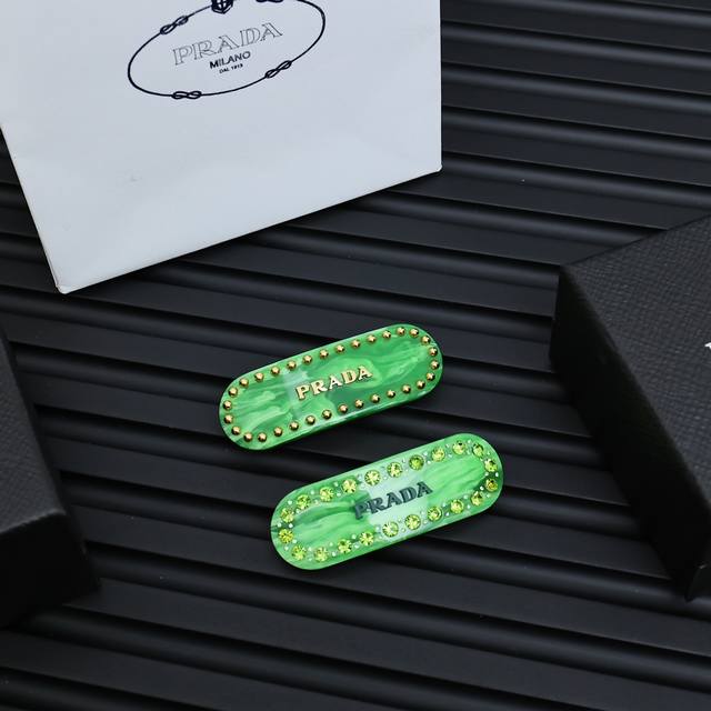 pr Da 亚克力字母发夹 凭借着博主们与明星刷屏式的亲身示范早让Ta红遍大江南北 采用精致璀璨的水晶搭配品牌字母，灵活过度的树脂。颜色突兀又时尚，散发怀旧复古
