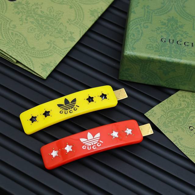 gucci 联名三叶草复古鸭嘴夹发夹 黄铜底材顶级电镀镶嵌工艺 搭配各种日常通勤和晚会活动造型， 时尚又经典美美小仙女推荐自留 发夹