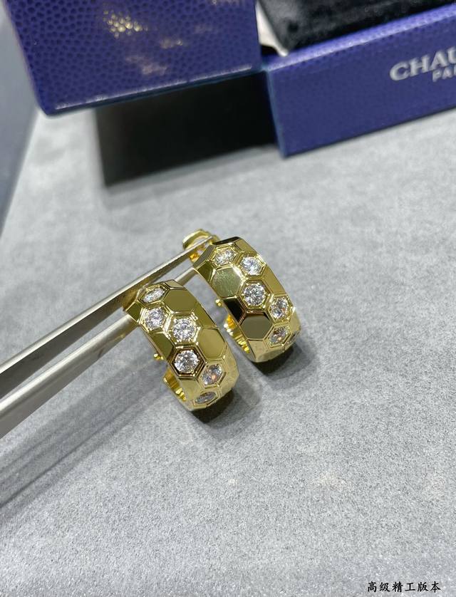 v金材质 Zp开版 Cnc精雕镀咪金 尚美宽版蜂窝耳环， 高端定制 沿用蜂窝Bee My Love 将蜂巢的爱情复刻于心间， 把爱带在身上，共筑爱巢 超级闪耀