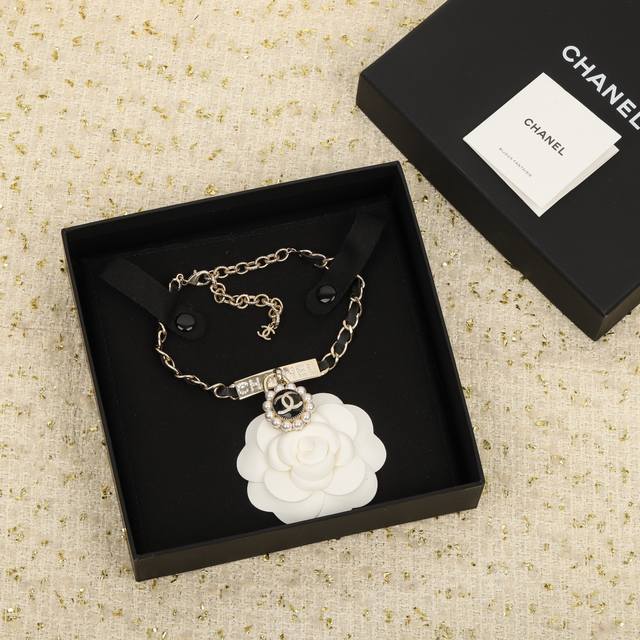 205329 我们出品 Zp9360 ，量大咨询客Fu Ch Nel 皮穿链黑色珐琅珍珠Choker “女士城堡”高级手工坊系列，整个系列都要入，火到炸裂，美到