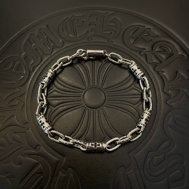 新款 专柜品质 Chrome Hearts克罗心 经典复古十字架环扣手链 凹凸造型不同的花纹设计风格 呈现出与众不同 十字架 童军花是克罗心的志 所以更经久不衰