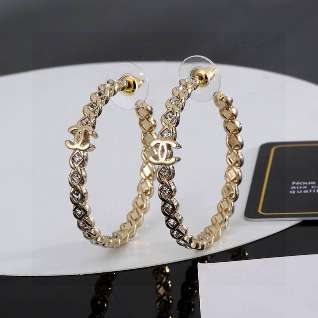 chanel 香奈儿经典双C双面珍珠耳钉 这款随意搭配都是非常好看百搭时尚单品 日常款 很修饰脸型 很上档次的 很优雅气质 耳环