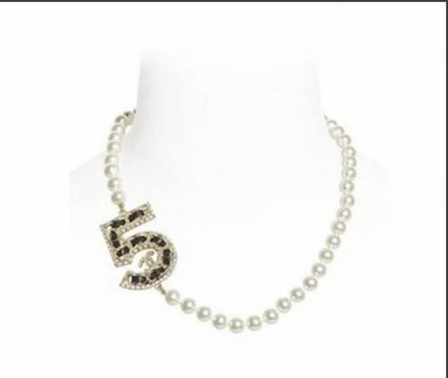 chanel 5字珍珠项链 香奶奶珍珠项链真的是氛围感满满 经典数字5搭配羊皮，佩戴也是精致感满满