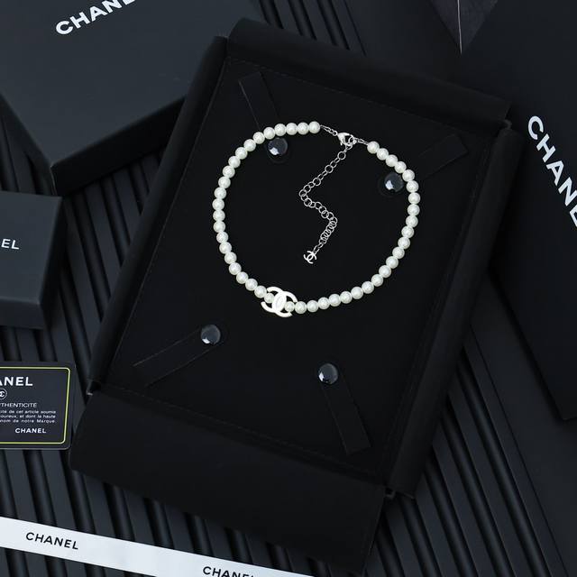 chanel 树脂字母珍珠项链 香奶奶珍珠项链真的是氛围感满满 双C字母拼接珍珠，佩戴也是精致感满满