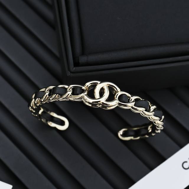 chanel皮穿黑金双C 手镯 最新系列墙裂来袭太美了，这一季必入单品可甜可盐，非常绝:超级百搭，绝对是日常搭配的点睛之笔