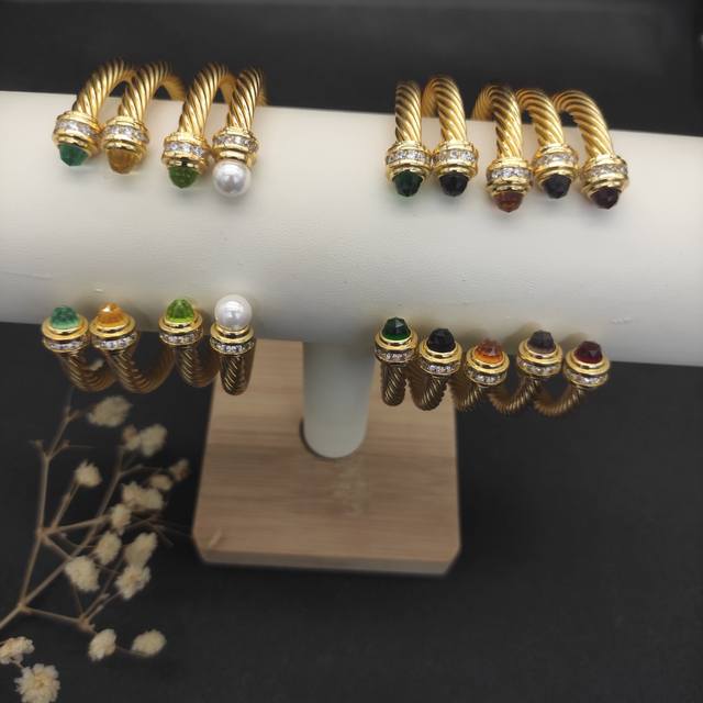 david Yurman 5Mm金色带钻浅手镯。紫钻、红钻、蓝钻、黑钻、黄钻、深绿钻、浅绿钻、香槟钻、珍珠九个款式。建议适合佩戴的手围15-20Cm 编号Dys