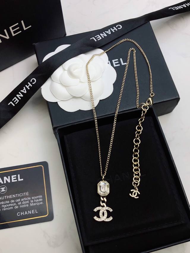 小香｝独家新款四季百搭 Chanel 奢侈 钻 项链 原单狠货 香奈儿经典款项链，美呀，绝对是女神入门必备款，