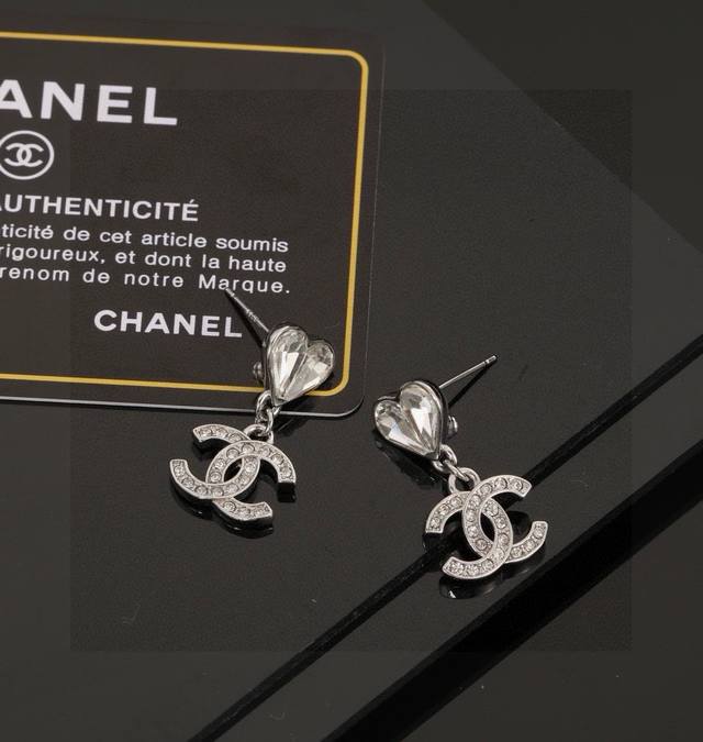 chanel 香奈儿经典双C心桃耳钉 这款随意搭配都是非常好看百搭时尚单品 日常款 很修饰脸型 很上档次的 很优雅气质 耳环